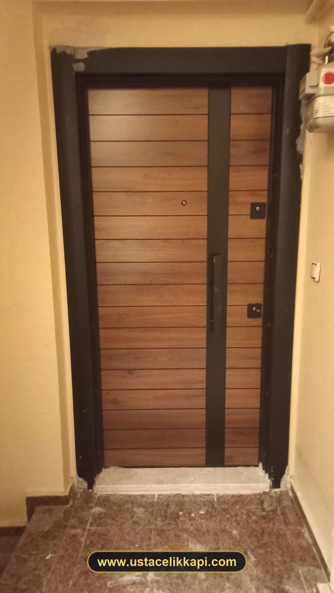 USTA Ceviz Kaplama Daire Kapısı - Model #12 İstanbul Çelik Kapı Satış & Garantili Montajı